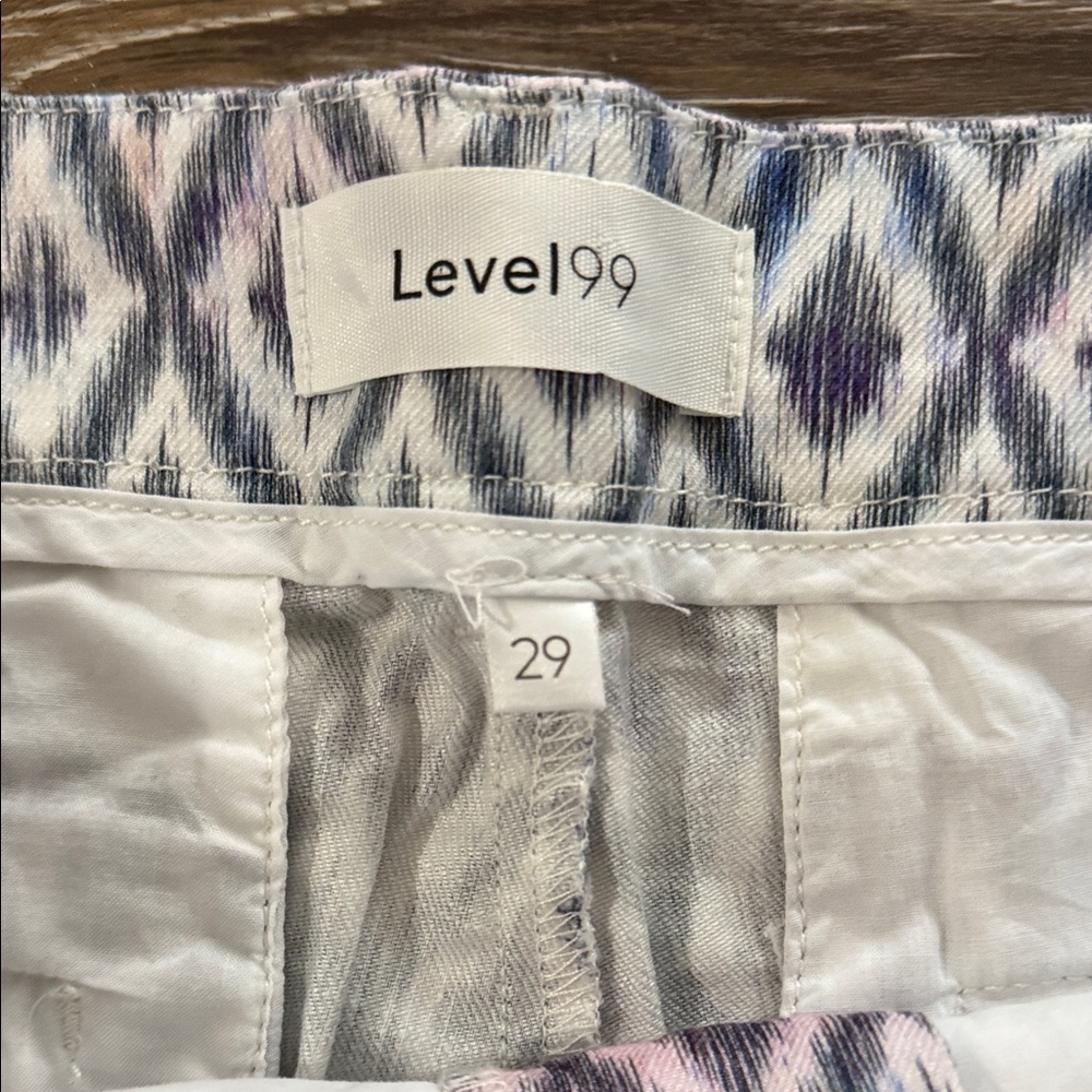 Women’s size 29 Level 99 Diamond Pattern Shorts - Picture 2 of 9